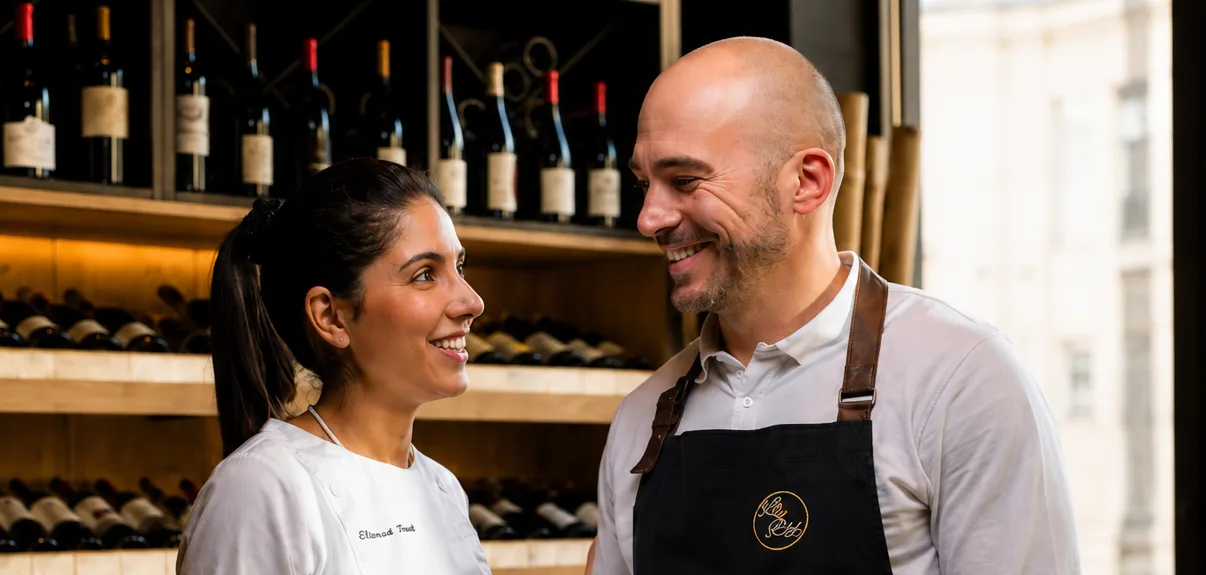 Cheffe et maître d'hôtel réunis devant les casiers de La Cave