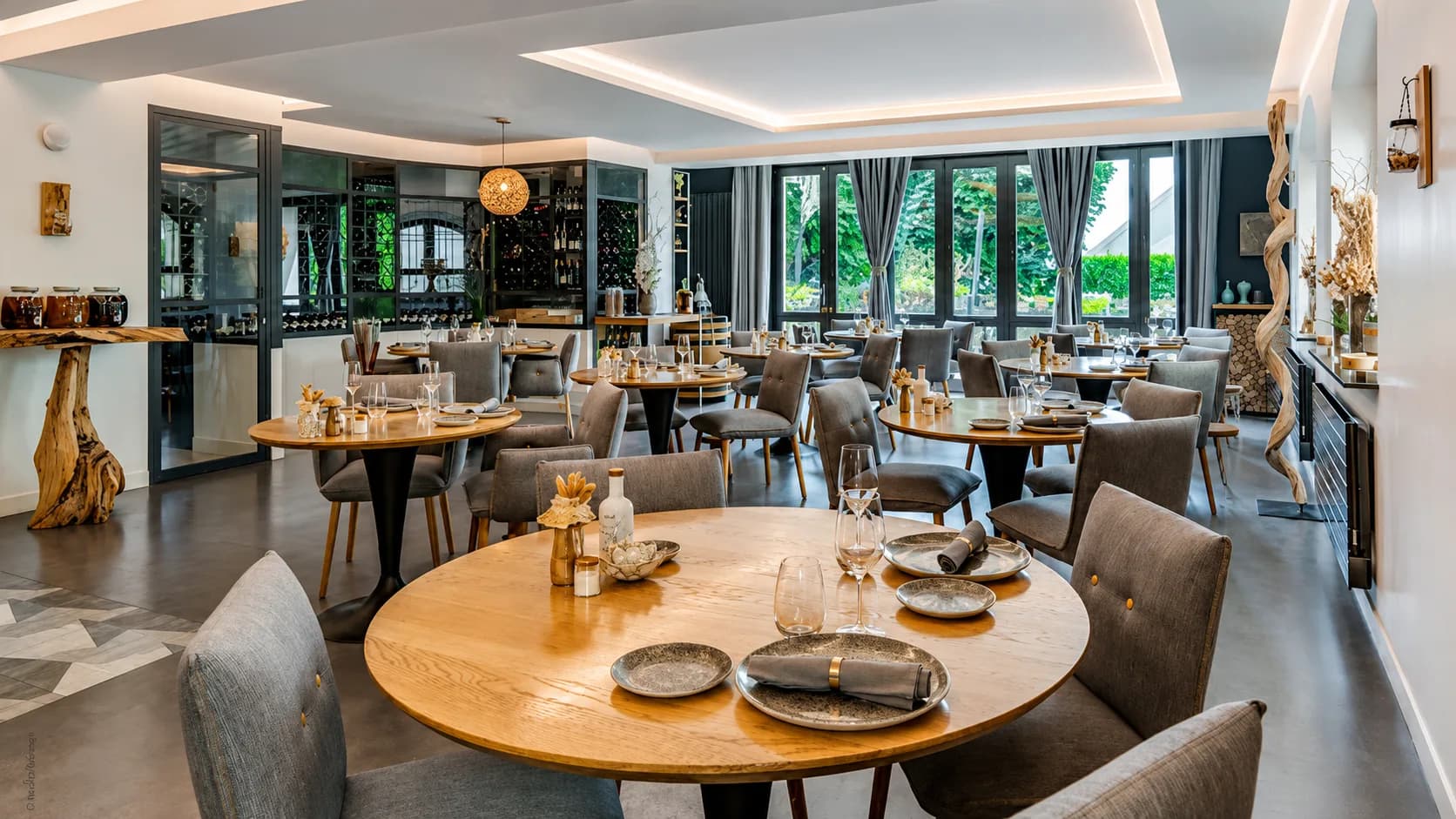 Salle du restaurant ouverte sur le jardin