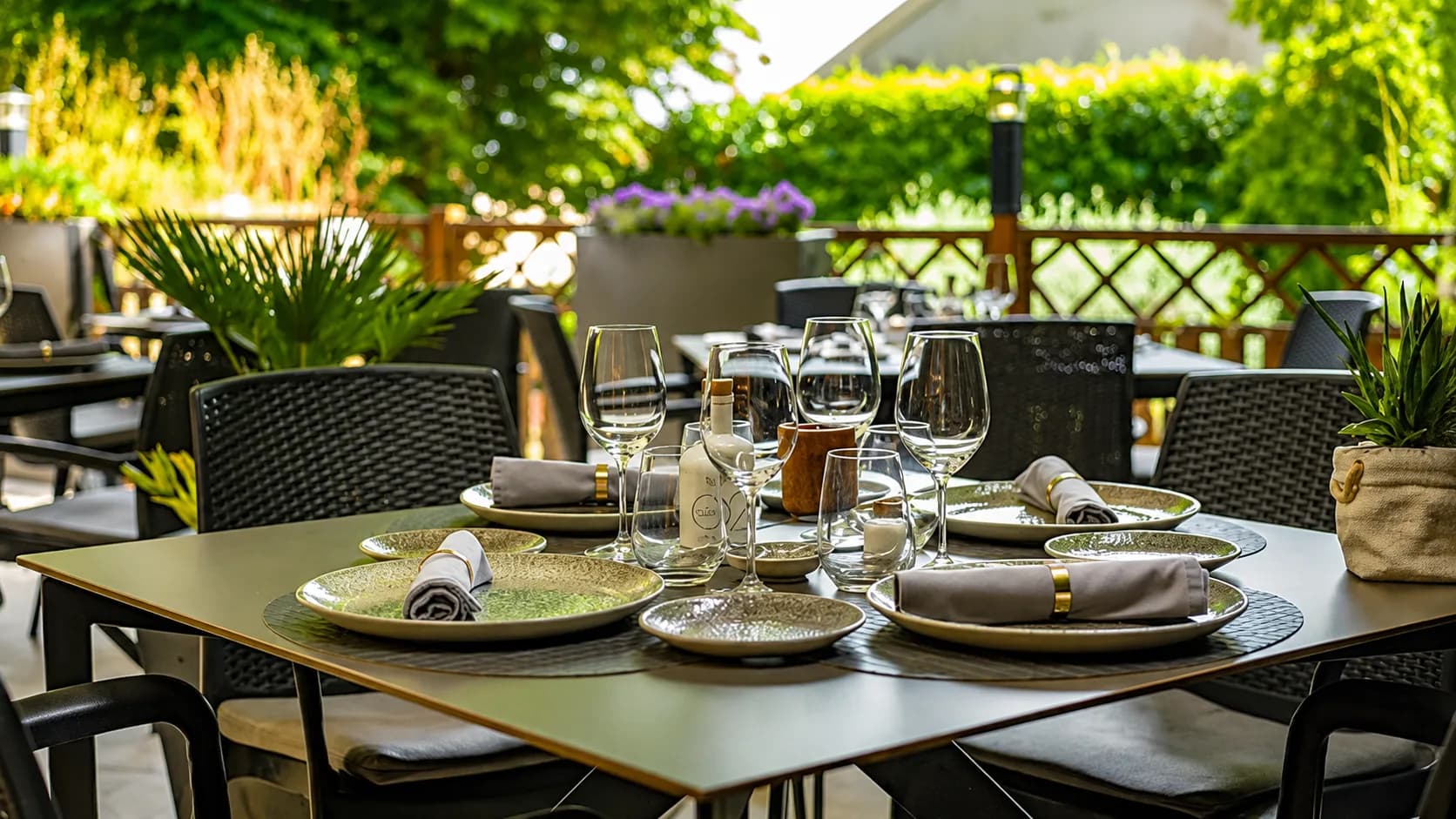 Table dressée sur la terrasse arborée de L'Or Q'idée